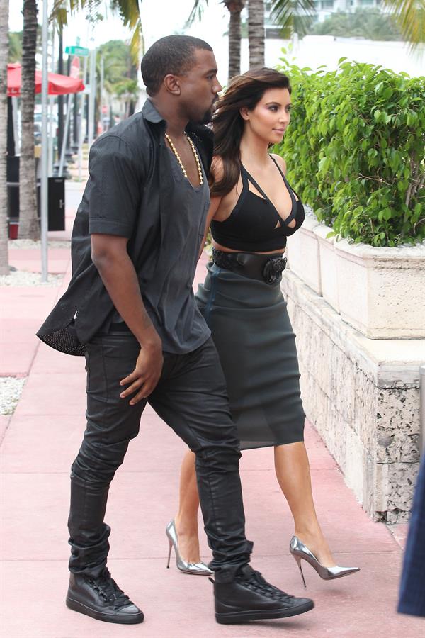 Kim Kardashian out for dinner in Miami 10/14/12 