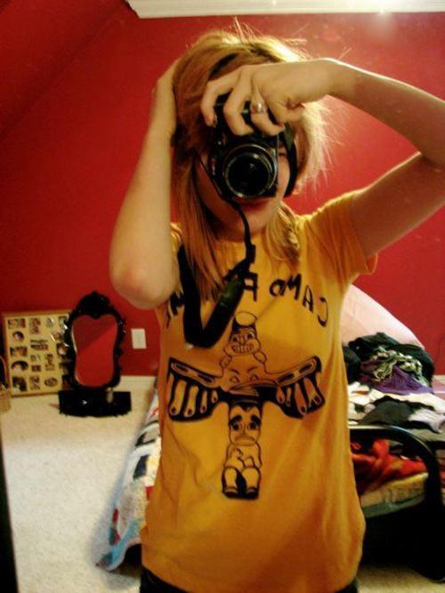 Hayley Williams taking a selfie