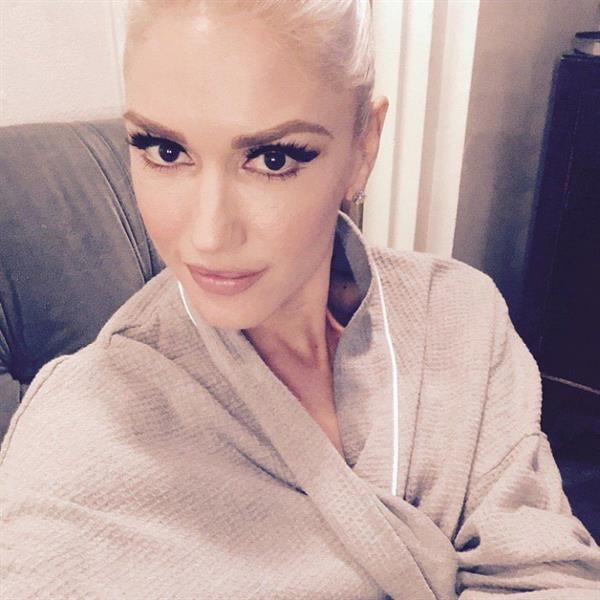 Gwen Stefani taking a selfie