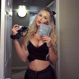 Kennedy Summers taking a selfie