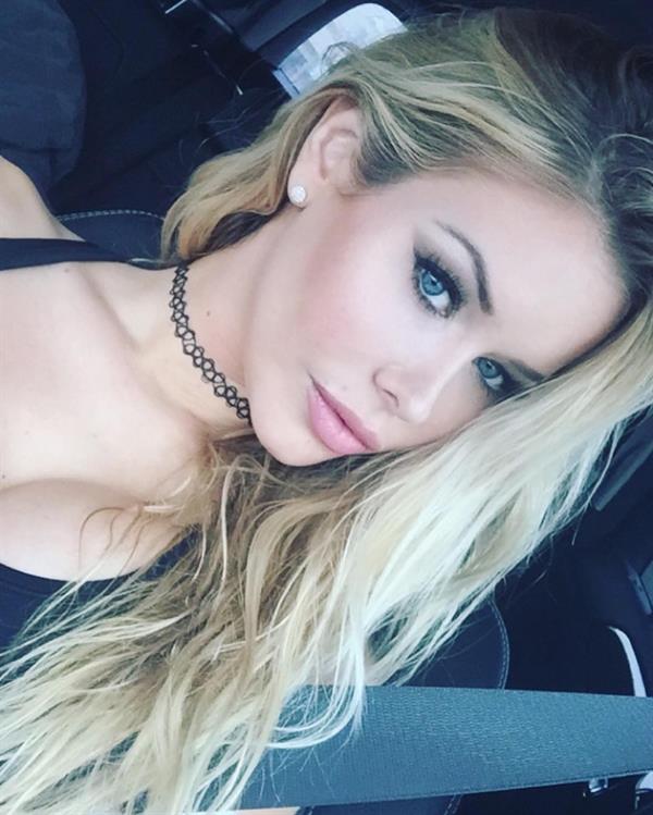 Kennedy Summers taking a selfie