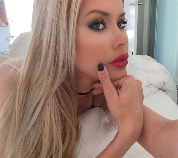 Kennedy Summers taking a selfie