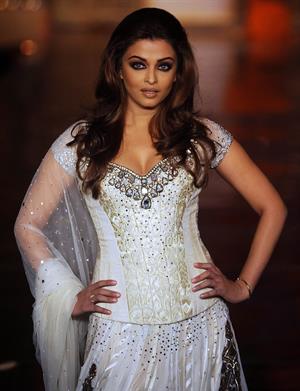 Aishwarya Rai Manish Malhotra Creations during hdil India Couture week in Mumbai on October 6, 2010 