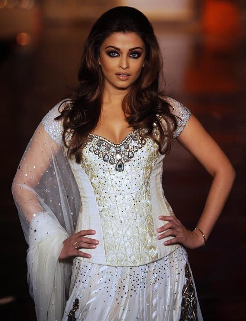 Aishwarya Rai Manish Malhotra Creations during hdil India Couture week in Mumbai on October 6, 2010 