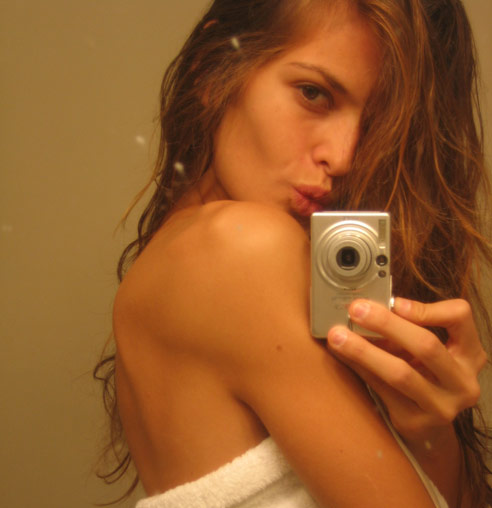 Izabel Goulart taking a selfie