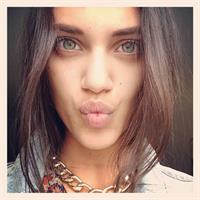 Dalianah Arekion taking a selfie