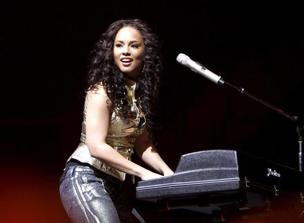 Alicia Keys performs live at the Sports Palace in Madrid on March 17, 2008