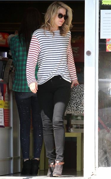 Ali Larter at the dog groomers in Los Angeles 10/22/13  