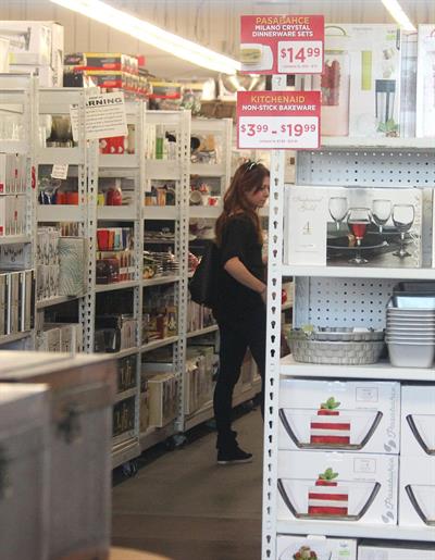 Alyson Hannigan Goes shopping in Santa Monica (November 7, 2013) 