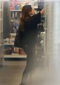 Alyson Hannigan Goes shopping in Santa Monica (November 7, 2013) 