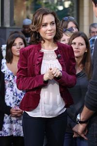 Alyssa Milano Extra at the Grove in Los Angeles November 30, 2010