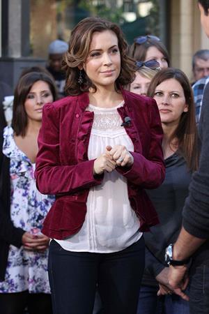 Alyssa Milano Extra at the Grove in Los Angeles November 30, 2010