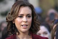 Alyssa Milano Extra at the Grove in Los Angeles November 30, 2010