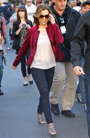 Alyssa Milano Extra at the Grove in Los Angeles November 30, 2010