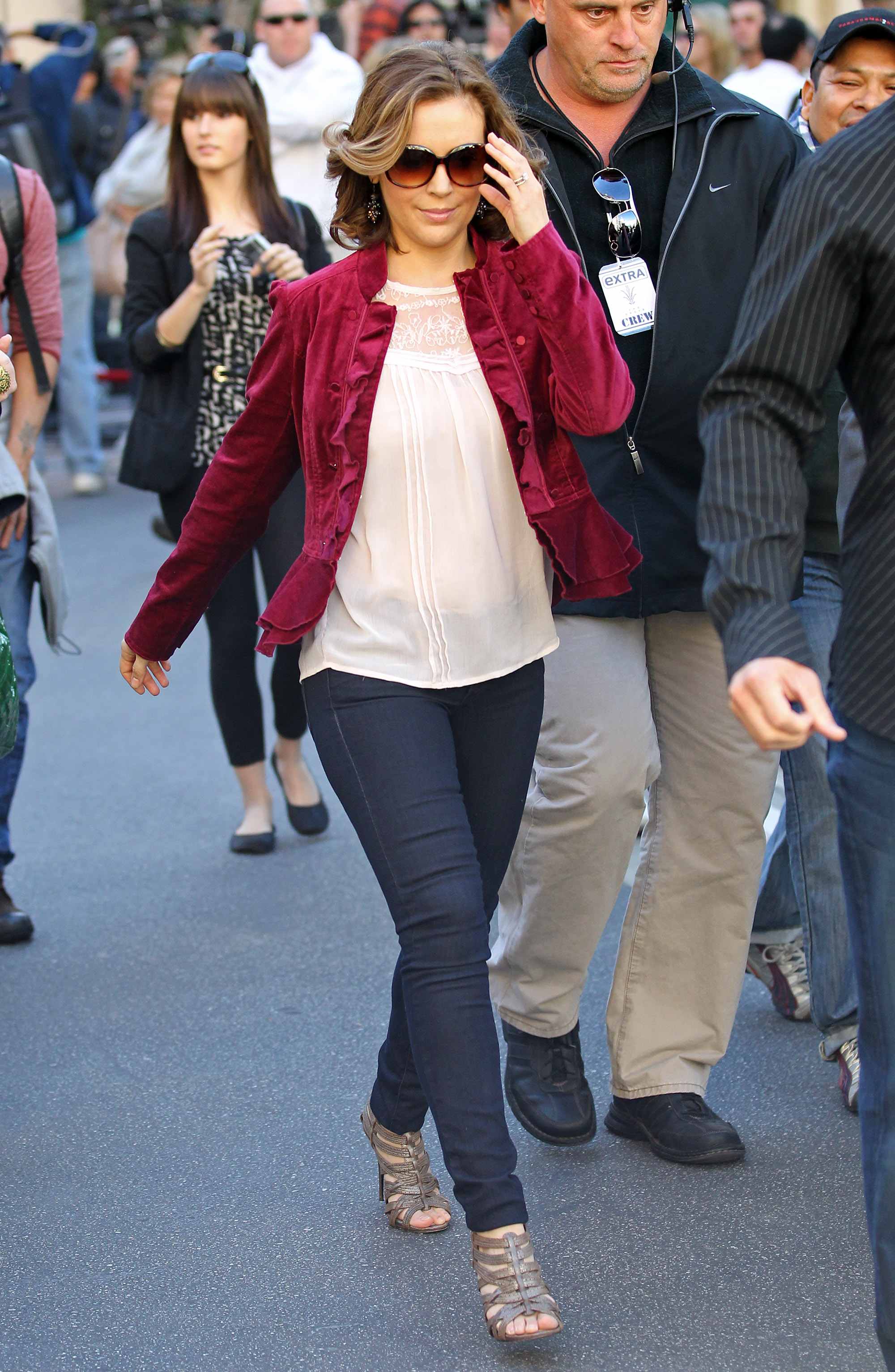 Alyssa Milano Extra at the Grove in Los Angeles November 30, 2010