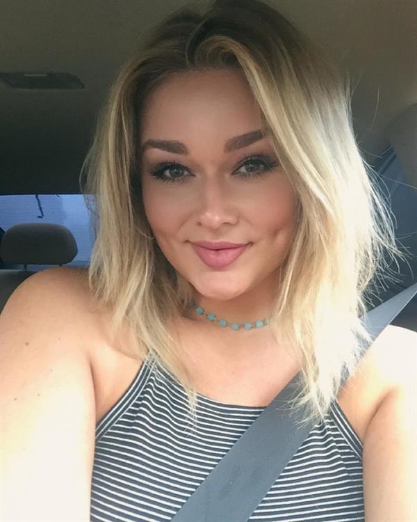 Hunter McGrady taking a selfie