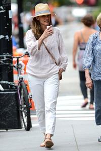 Amanda Peet - Out with her mom - August 25, 2012