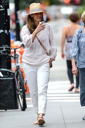 Amanda Peet - Out with her mom - August 25, 2012