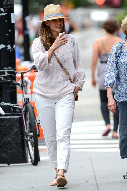 Amanda Peet - Out with her mom - August 25, 2012