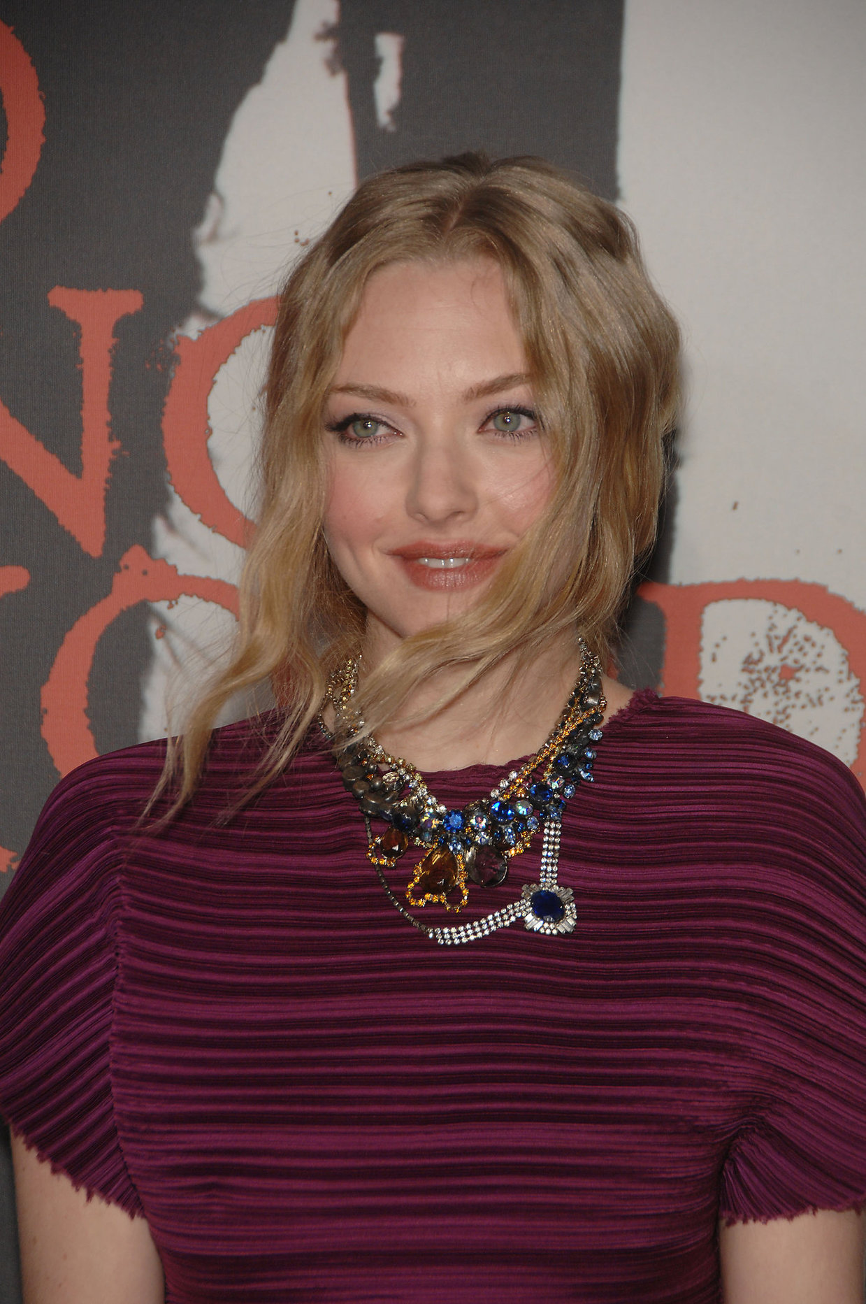 Amanda Seyfried Pictures Amanda Seyfried Los Angeles premiere of Red Riding Hood at Graumans Chinese Theatre on March 7, 2011