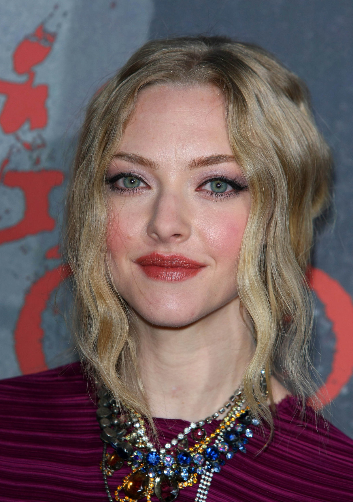 Amanda Seyfried Pictures Amanda Seyfried Los Angeles premiere of Red Riding Hood at Graumans Chinese Theatre on March 7, 2011