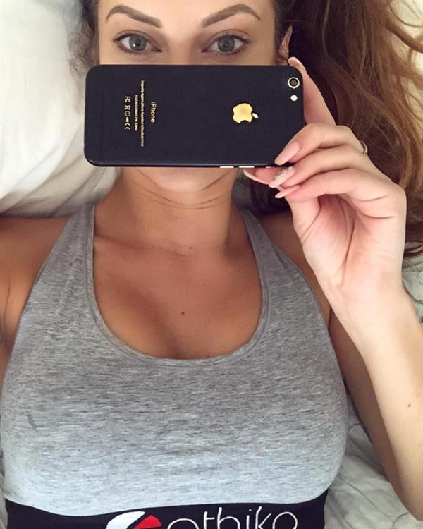 Hannah Stocking taking a selfie