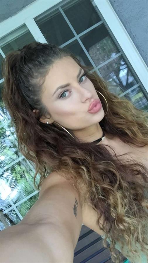 Hannah Stocking taking a selfie