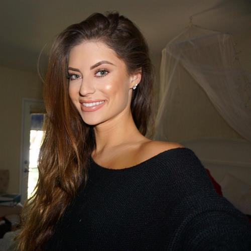 Hannah Stocking taking a selfie