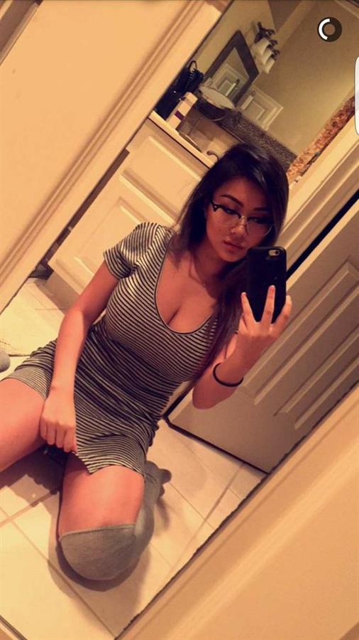 Vicki Li taking a selfie