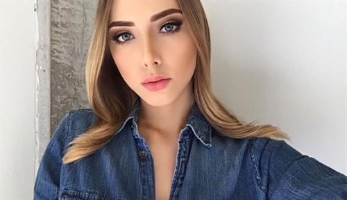 Hailie Scott taking a selfie