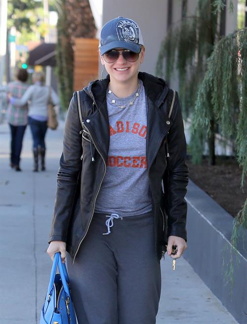 Anna Faris Stops by Salon Benjamin in West Hollywood (November 20, 2012) 
