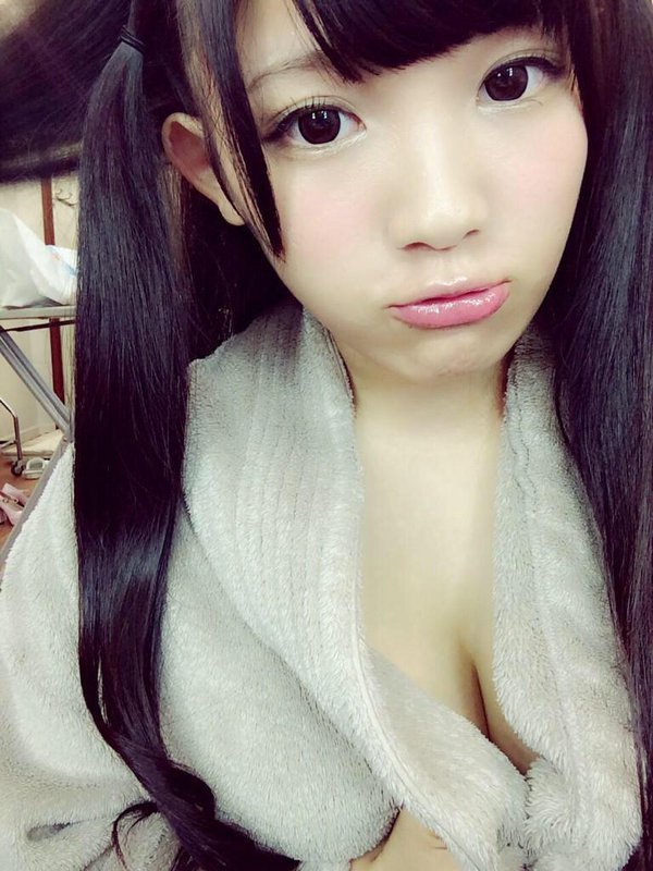 Jun Amaki taking a selfie