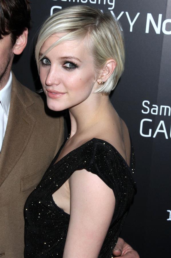 Ashlee Simpson Samsung and AT&T fashion take note studio on February 14, 2012