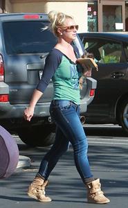 Britney Spears Heads to an appointment in Calabasas, California (November 17, 2012) 