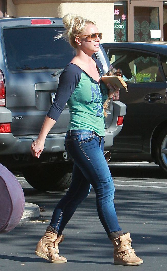Britney Spears Heads to an appointment in Calabasas, California (November 17, 2012) 