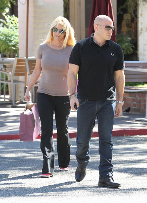 Britney Spears Pictures Britney Spears out shopping in Calabasas 10/23/12