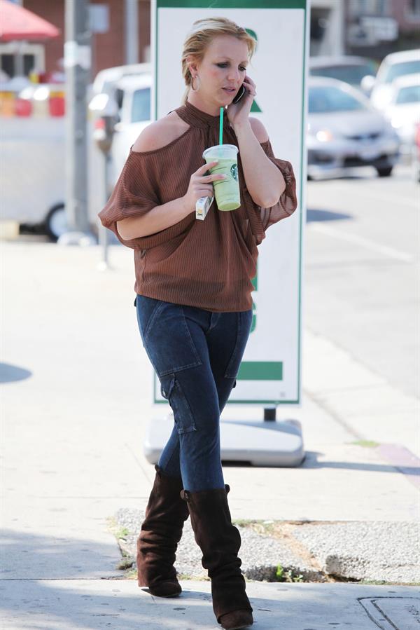 Britney Spears in jeans leaving Starbucks LA (10/04/12) 