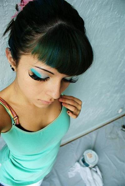 Neon Lynxie taking a selfie