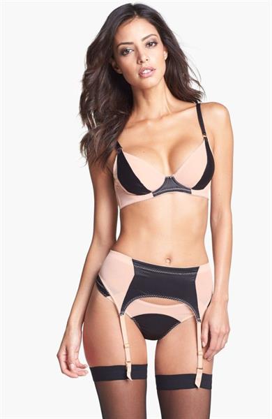 Mayra Suárez in lingerie