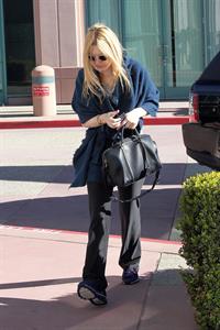 Dakota Fanning rushes into a workout class in Los Angeles January 17, 2013 