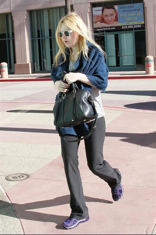 Dakota Fanning rushes into a workout class in Los Angeles January 17, 2013 