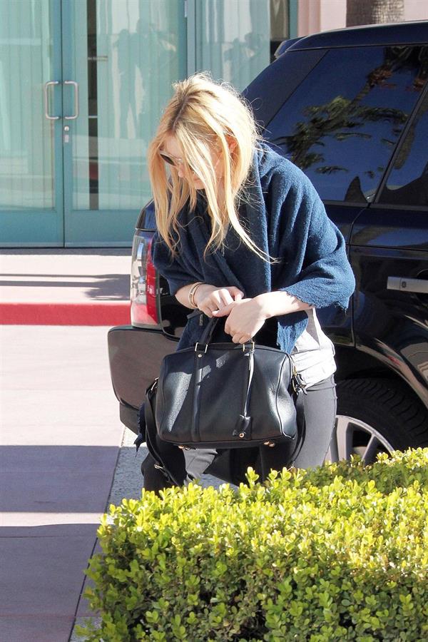 Dakota Fanning rushes into a workout class in Los Angeles January 17, 2013 