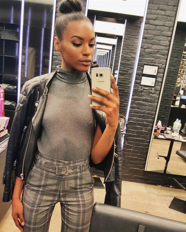 Sharam Diniz taking a selfie