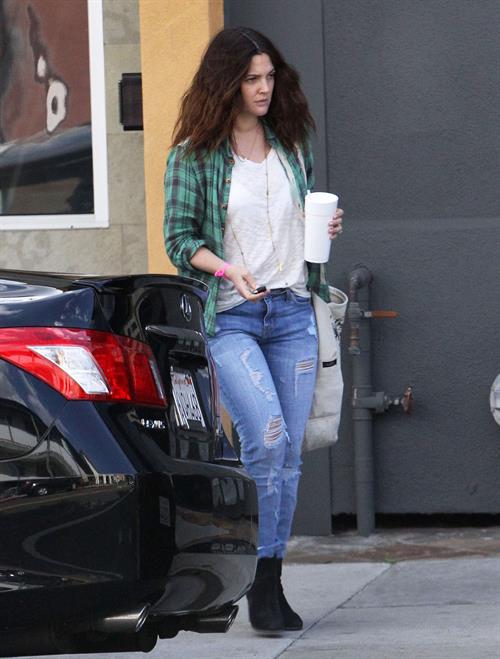 Drew Barrymore - Grabs a cup of somewhat in Santa Monica (21.02.2013) 