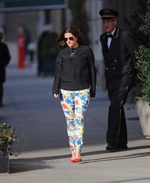 Drew Barrymore in cute leggings in New York City (21.03.2013) 