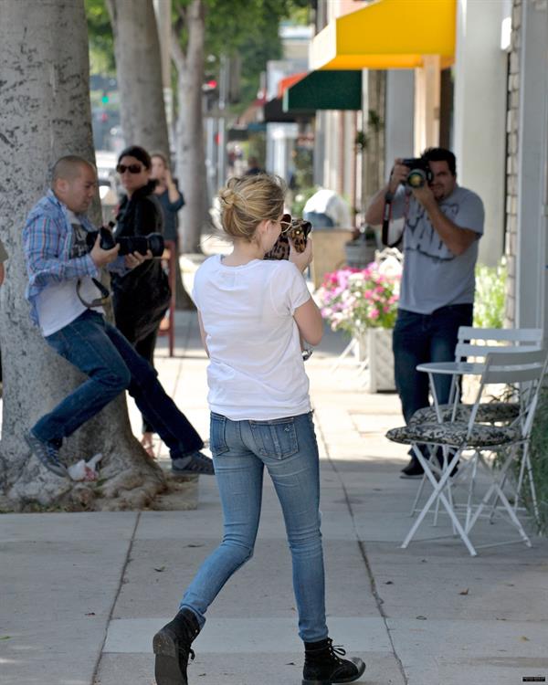 Emma Roberts Tight Jeans The Griddle Cafe And Rite Aid LA (10/09/12) 