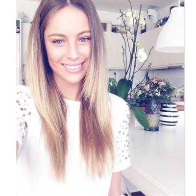 Mathilde Gøhler taking a selfie