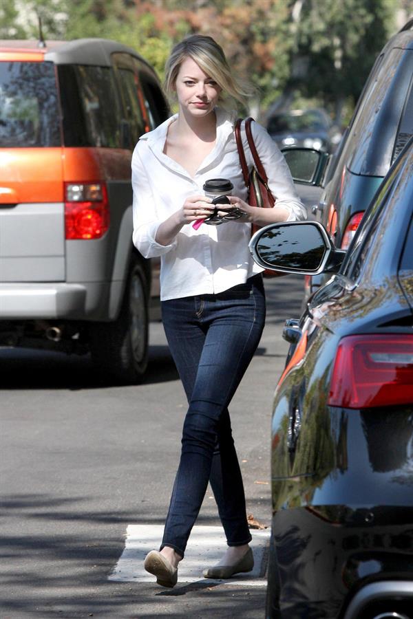 Emma Stone in Jeans walking in Los Angeles (10/08/12) 