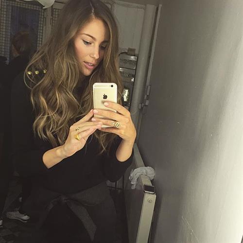 Mathilde Gøhler taking a selfie