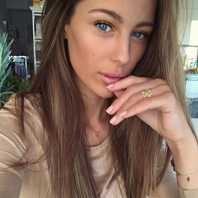 Mathilde Gøhler taking a selfie